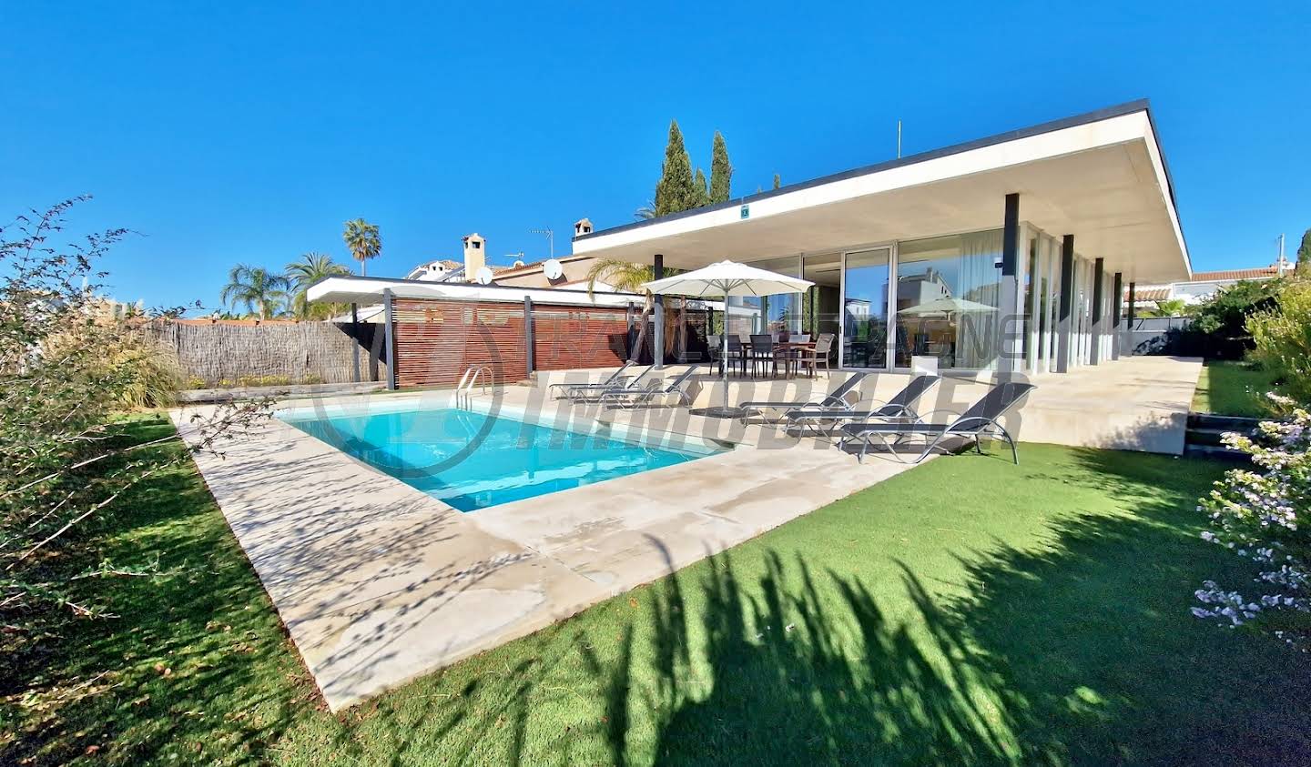 Villa with pool and garden Empuriabrava