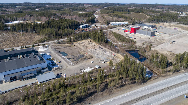 Jyväskylän Eteläportti kasvaa ja kehittyy. Kuvassa etualla näkyy Moventas, tyhjä tontti on Spinnovan ja punainen rakennus on DB Santasalon rakenteilla oleva tehdas. Kuva on otettu 19.4.2021.