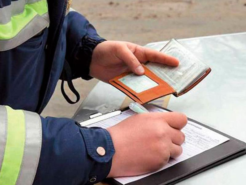 инспектор патрульной полиции составляет протокол 