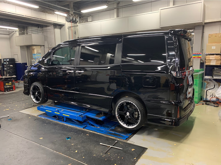 ヴォクシーのホイール交換・車高調交換・カメ活に関するカスタム事例の投稿画像1枚目