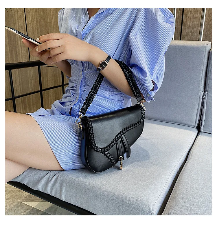 Borsa a Sella Donna Tinta Unita Stile Western Semplice Trendy. Accessorio versatile e alla moda per la donna contemporanea, perfetto per ogni outfit.