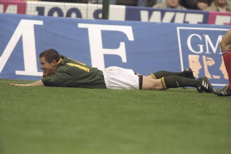 James Small of the Springboks scores a try during the match between France and South Africa in Bordeaux, France, on Novemner 30 1996.