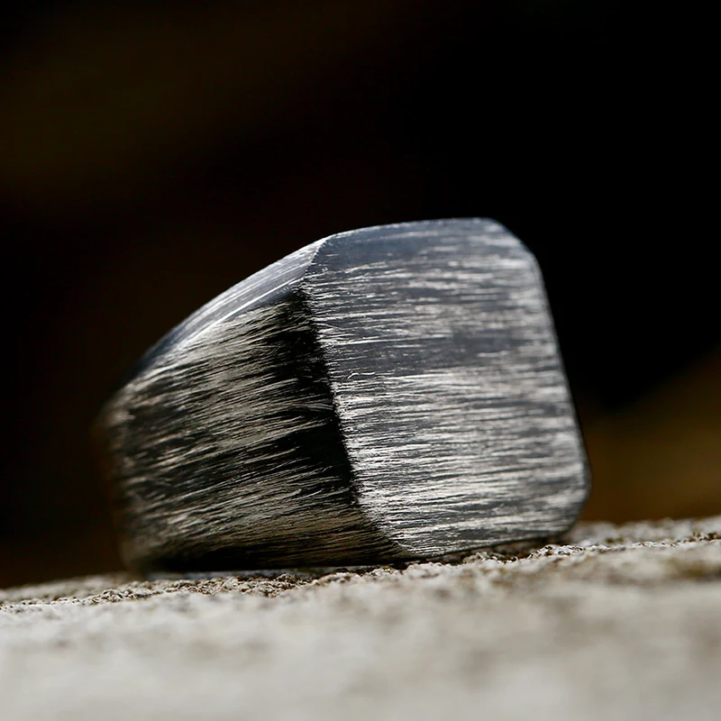 Retro Edelstahl Ring gebürstet und galvanisiert für einen schlichten, dennoch stilvollen Look. Alltagstauglich und passend für besondere Anlässe.