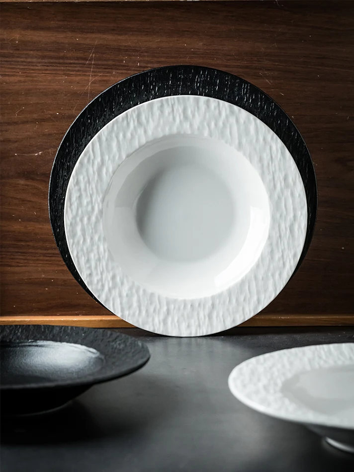 Okrągły ceramiczny talerz do zupy, wzór kamienia w jednolitym kolorze, kapelusz ze słomy, idealny do domu, elegancki.