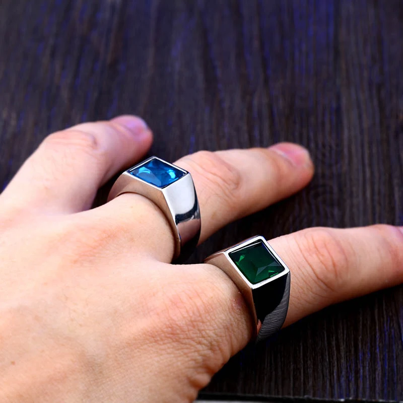 Bague simple en acier inoxydable avec incrustation de bijoux. Élégance intemporelle pour femmes. Un accessoire de mode quotidien.