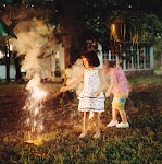 2 kinderen met kerststerretjes buiten