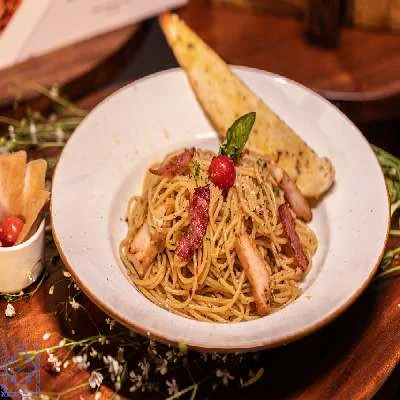 Spaghetti Aglio Olio With Smoked Chicken & Bacon