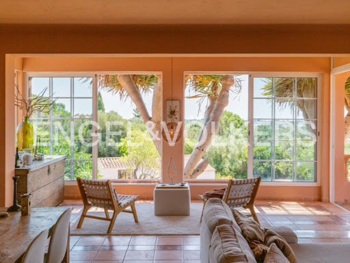 Bright living room with verdant garden view - Buy this luxury house in Santo Estevão, 7 bedrooms
