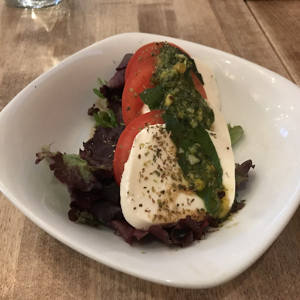 Caprese salad with pesto