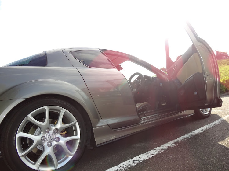 RX-8のタイプE・ダイヤモンドグレーメタリック・街乗り・純正のカッコ良さに関するカスタム事例の投稿画像2枚目