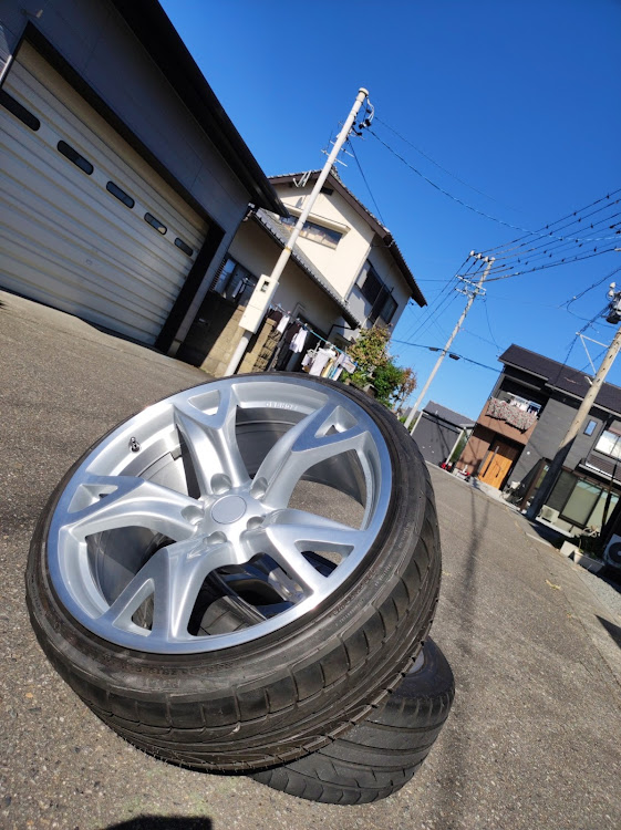 中身だけバナナオデ(りょーつん)さんが投稿した純正ホイール流用の世界・ホイール交換・ブラッシュドリム・ホイール加工・Z34純正ホイールに関するカスタム事例の投稿画像1枚目