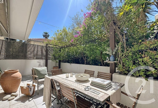 Terrace with outdoor dining table and greenery - Buy this luxury property in Cannes, 6 rooms, 4 bedrooms