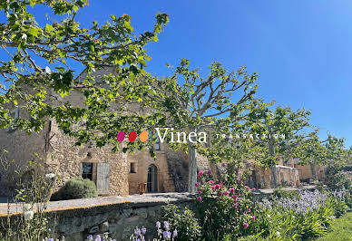 Vineyard with outbuildings 16