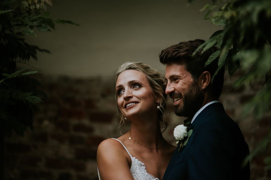 Wedding photographer Lucy Lloyd-Jones (moongazeyhare). Photo of 20 November 2019