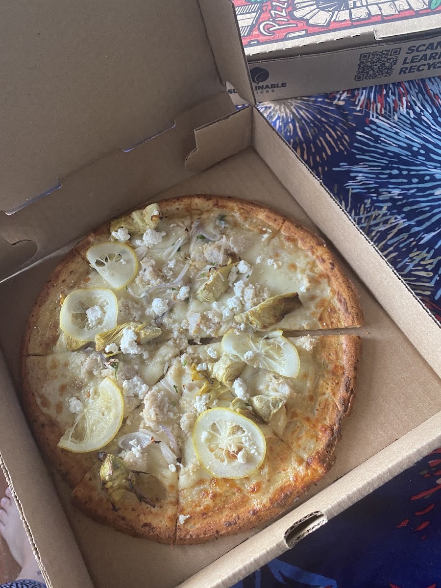 The beach day with crab and artichoke on cauliflower crust