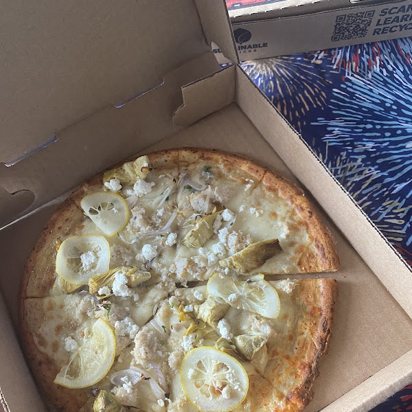 The beach day with crab and artichoke on cauliflower crust