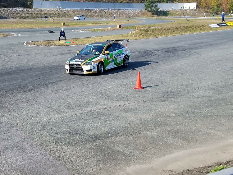 ランサーエボリューションの車高調整・タイヤ交換・ホイール交換・ステアリング交換に関するカスタム事例の投稿画像2枚目
