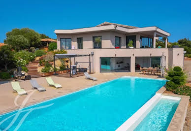 Villa with pool 10