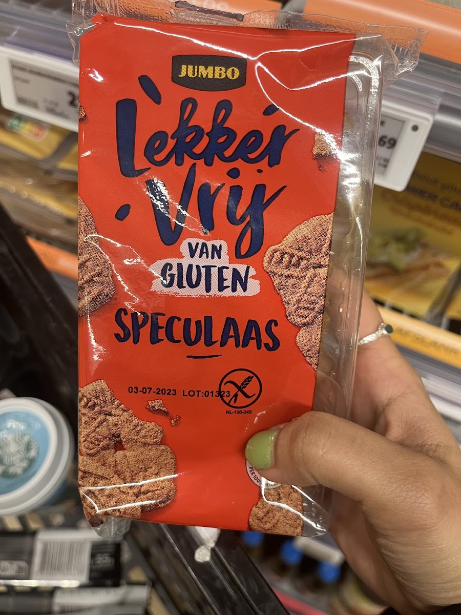 🇬🇧Found in the seperate gluten free aisle, gluten free speculaas cookies. 🇳🇱 Lekkere glutenvrije specualas koekjes, ideaal voor sinterklaas!