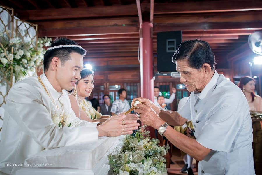 Fotógrafo de casamento Ruk Thongruk (46designphoto). Foto de 8 de setembro 2020