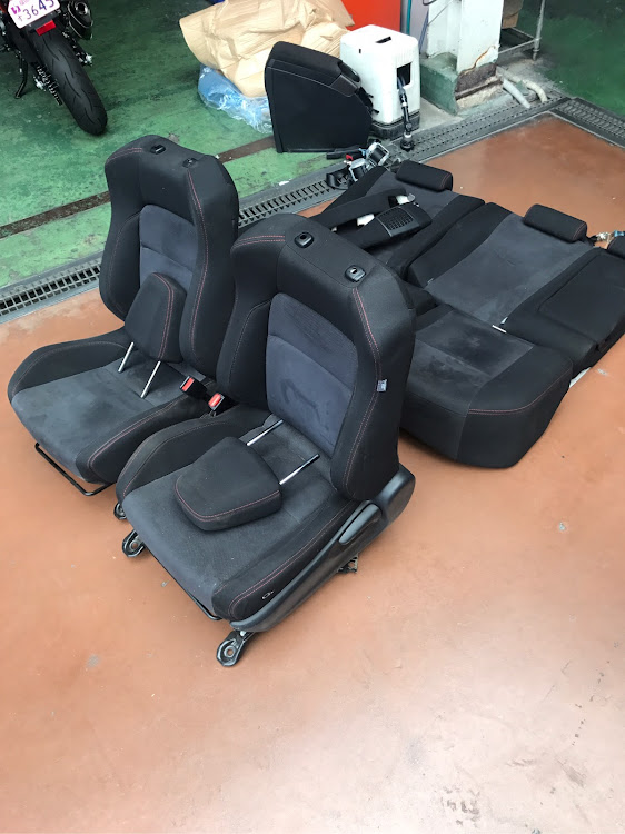 プリウスのシート交換・プリウスG's・シートカバー・ヤフオクで落札・内装紹介に関するカスタム事例の投稿画像1枚目