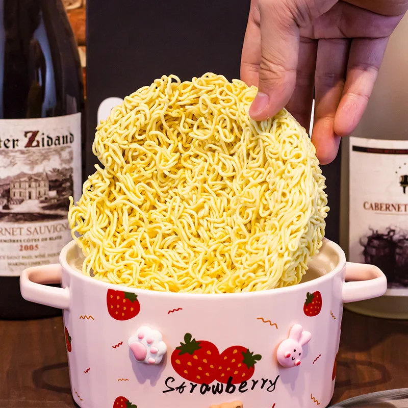 Bol à nouilles instantanées en céramique fraise, joli avec couvercle et oreilles, facile à nettoyer, parfait pour les repas rapides.