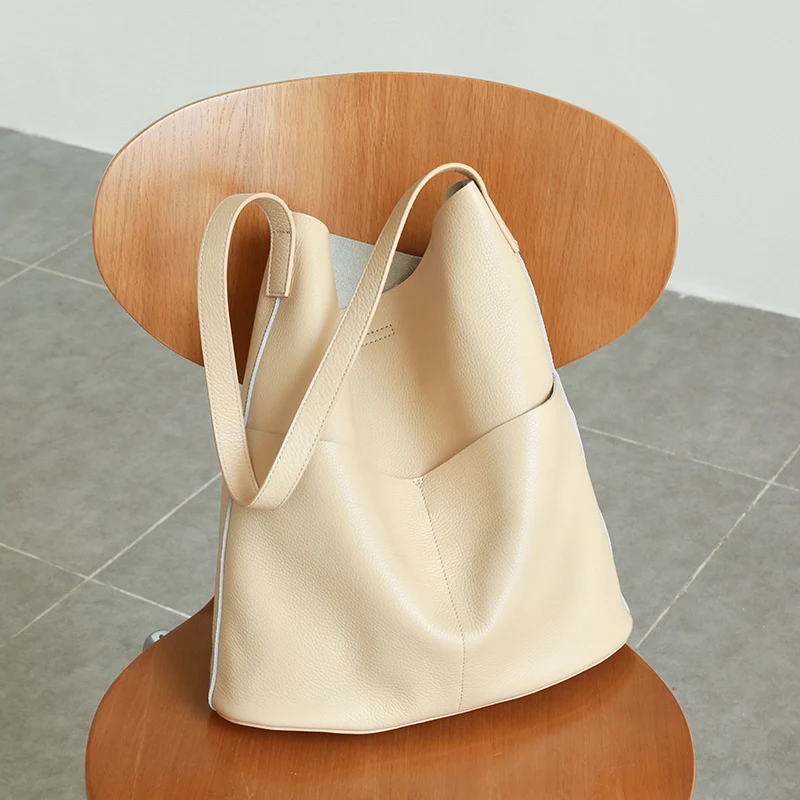 Eenvoudige schoudertas van eersteklas eiken rundleer. Duurzame en praktische tas voor dagelijks gebruik, ideaal voor een minimalistische stijl.