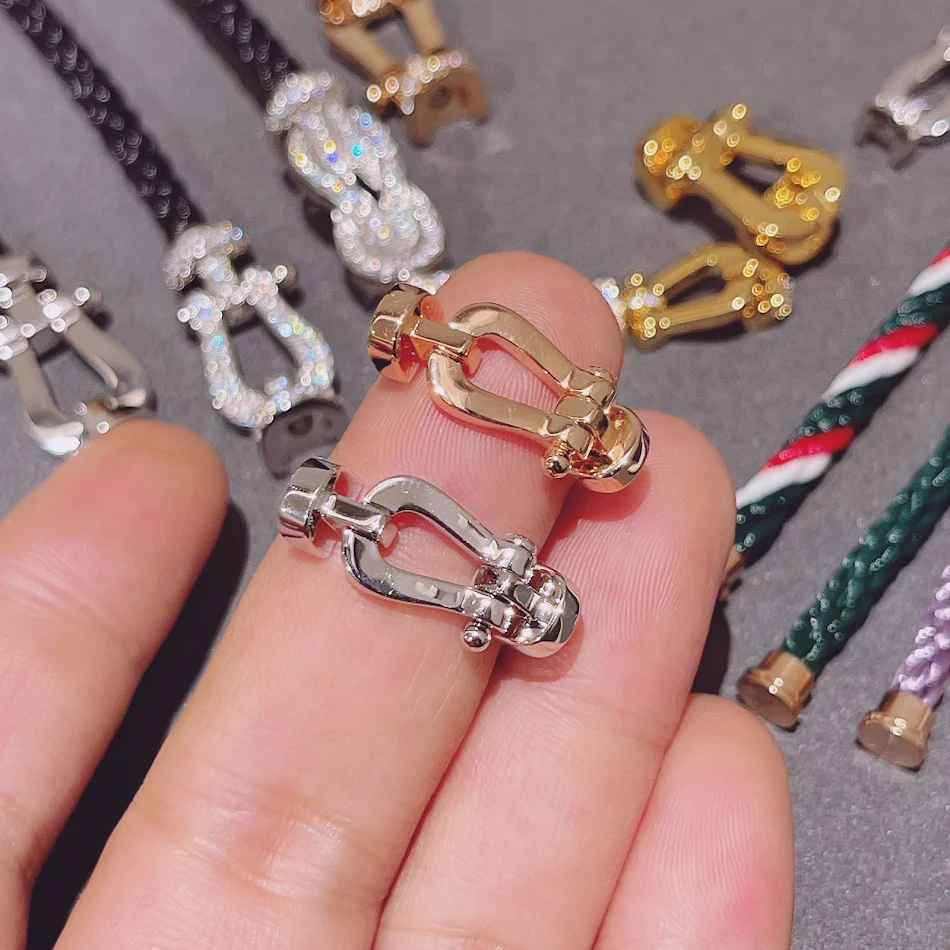 Bracelet mini avec boucle en fer à cheval et diamants complets Design de niche pour un style unique et luxueux. Brillez avec élégance!