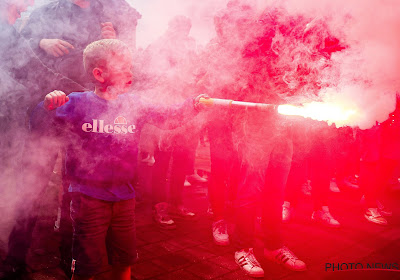 🎥 Zotte beelden: de bus van Club Brugge is zelfs niet meer te zien door de rook heen