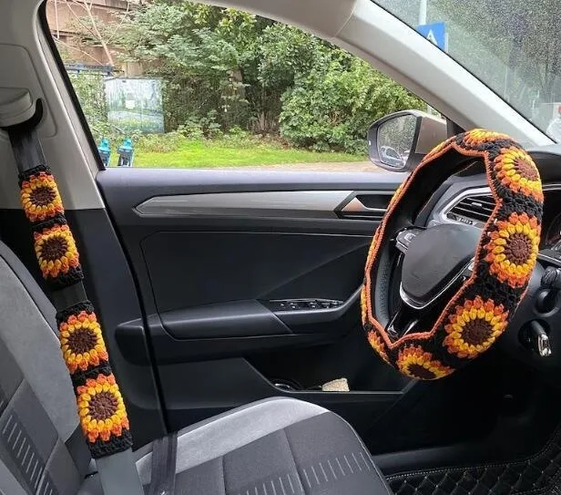 Handgehaakte bloemen stuurwiel hoes voor auto interieur, warm en antislip, comfortabele grip, stijlvol design.