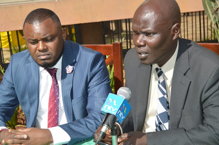 Hamza MCA Mark Ndung’u (left) and Nairobi West MCA Maurice Gare.