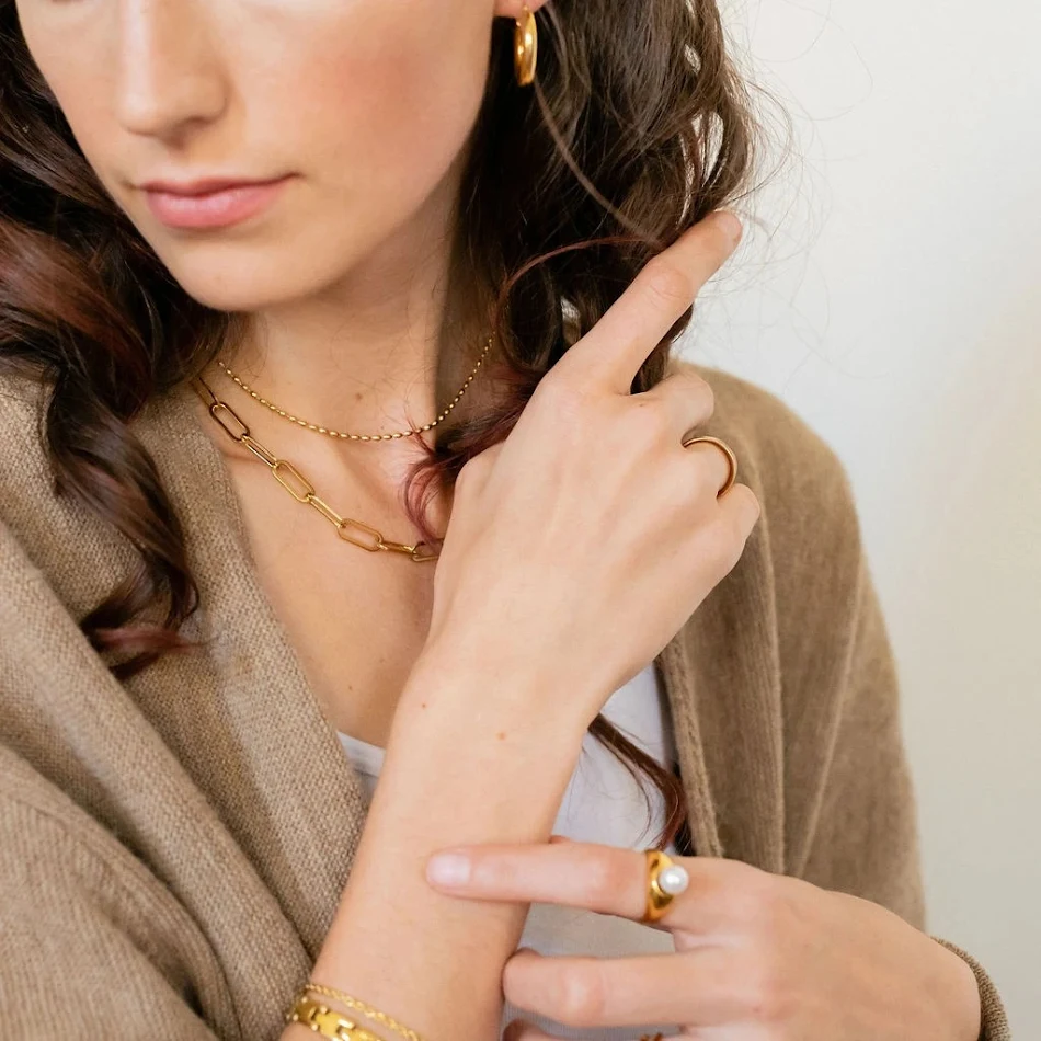 Collier chaîne trombone Ria Gold, un bijou élégant et moderne pour femme, parfait pour un style quotidien sophistiqué et doré.