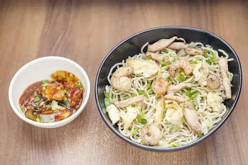 Mixed Hakka Noodles With Chilli Chicken