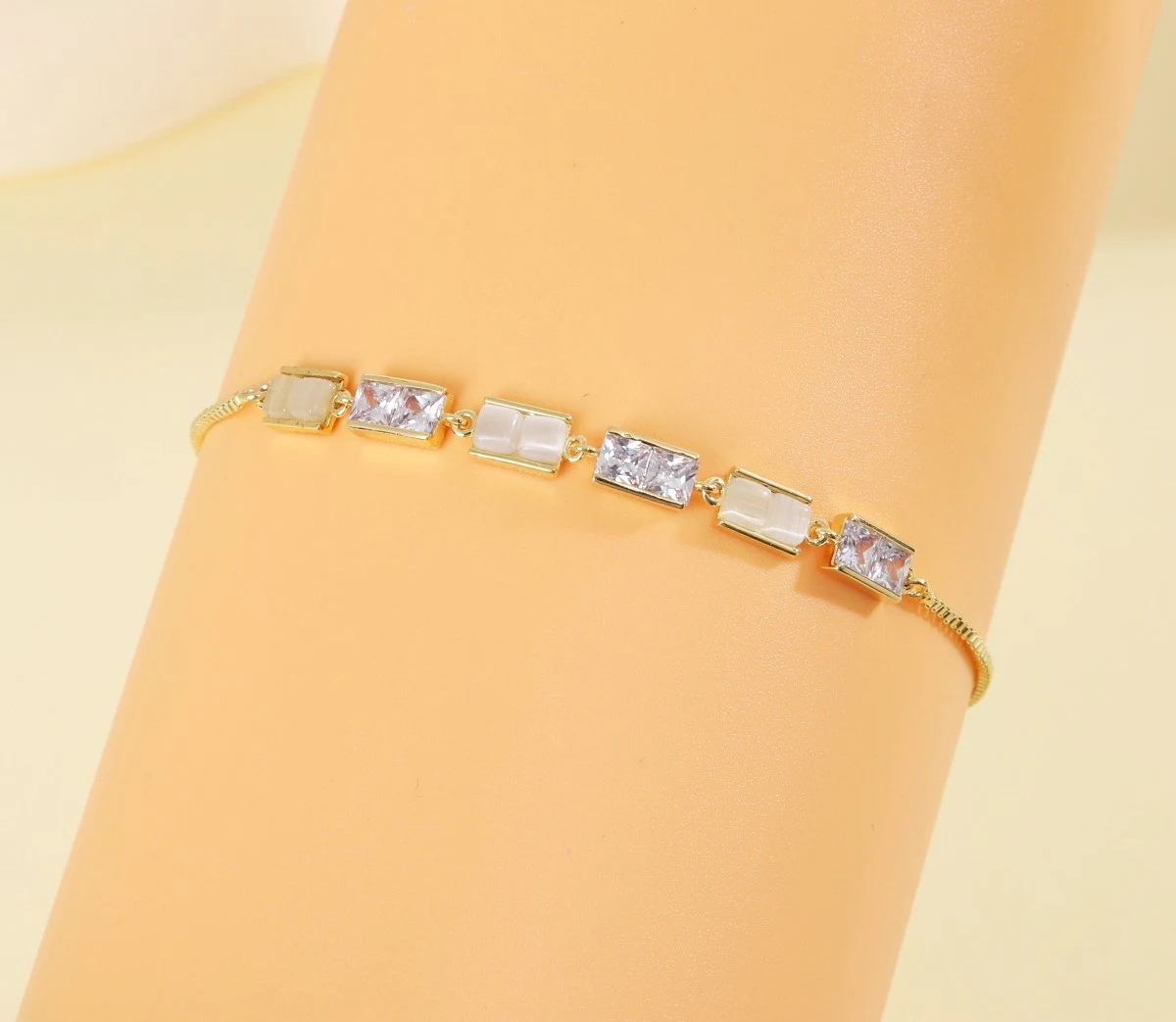 Title 5, Bracelet coulissant carré géométrique micro-inc...