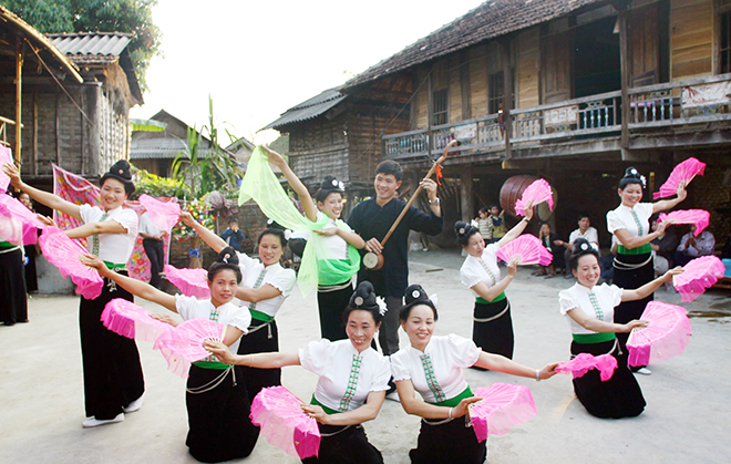 Traditional Thai dance in Mai Chau valley