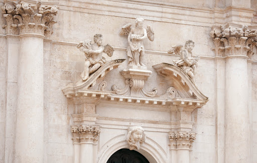 Old-Dubrovnik-archway.jpg - Angels adorn an archway in Old Dubrovnik. 