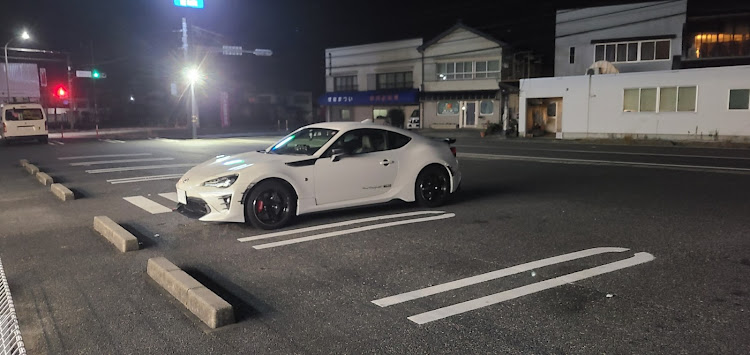 86のコンビニ駐車場にてに関するカスタム事例の投稿画像1枚目