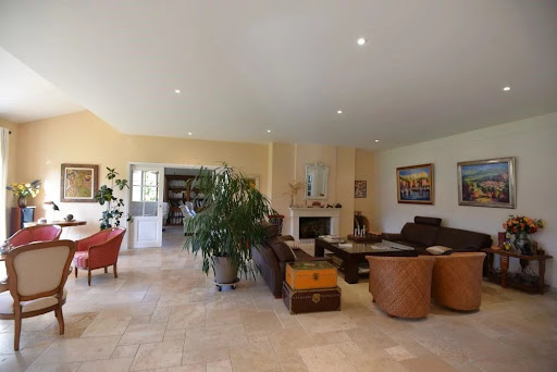 Villa with pool and garden 4