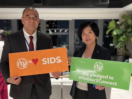 HE Viliami Va'inga Tone, Ambassador of Tonga to the United States and Permanent Representative to the United Nations, and Summer Chen, VP and General Manager of Branding & PR Strategies at ZTE, at the UN.
