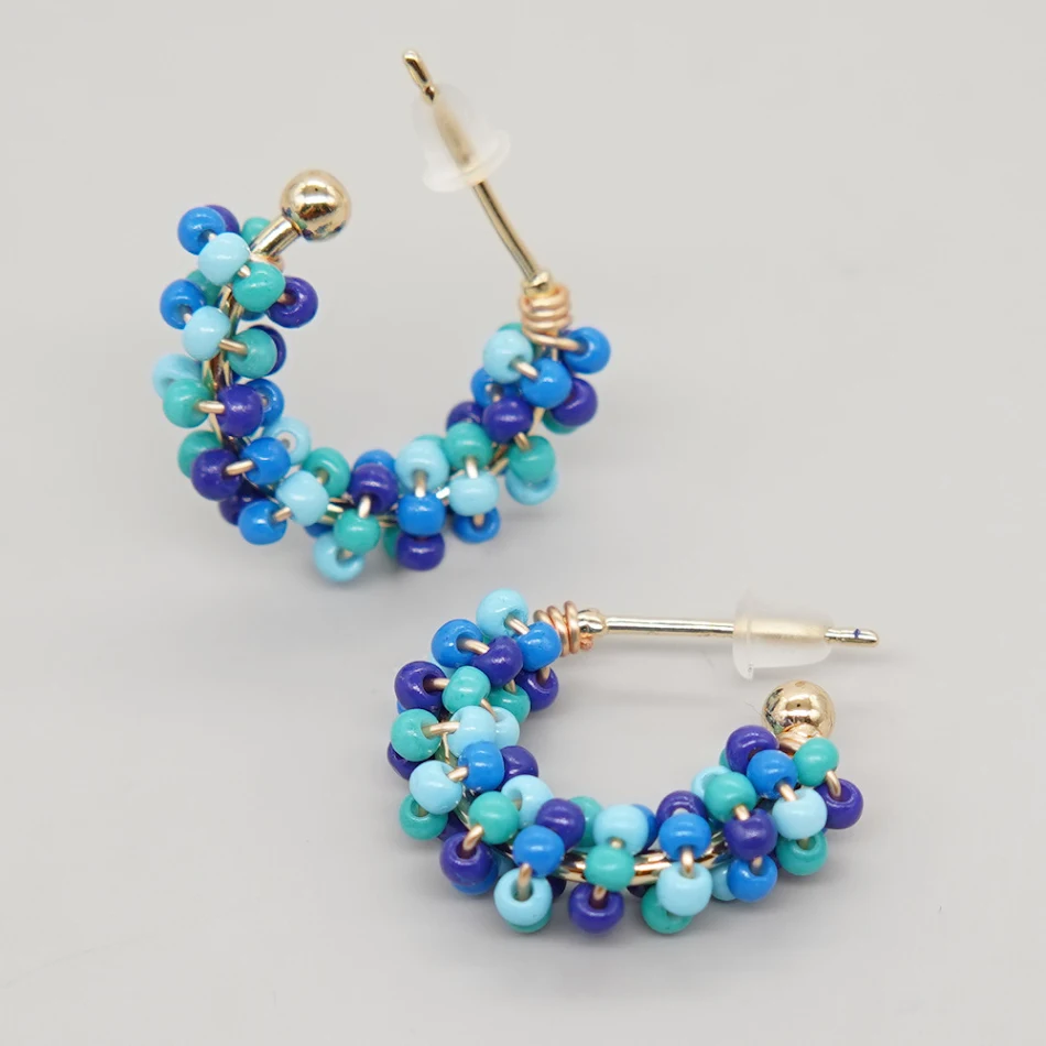 Boucles d'oreilles rondes en fil de cuivre pour femmes petites, élégantes et discrètes. Parfaites pour un usage quotidien et un look raffiné.
