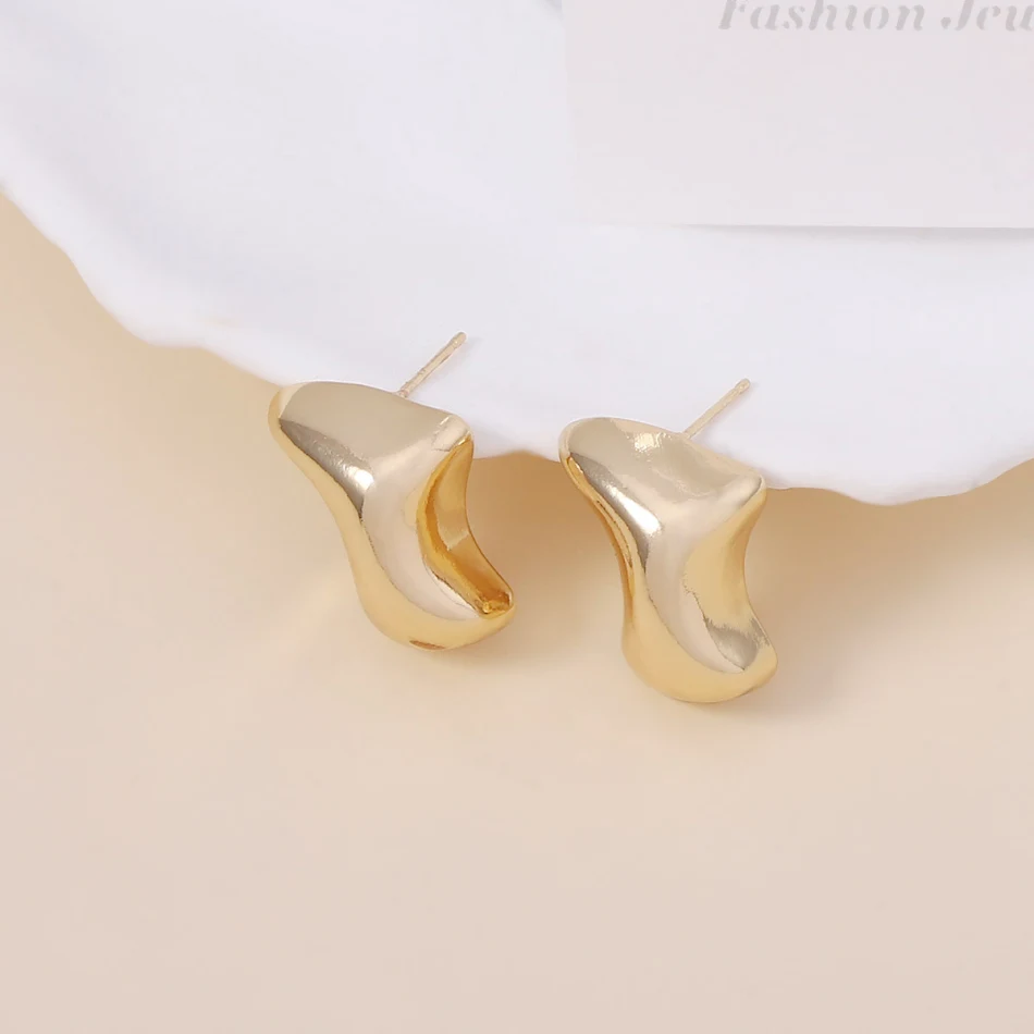 Boucles d'oreilles bottines géométriques irrégulières tridimensionnelles. Accessoire parfait pour un style unique et tendance.
