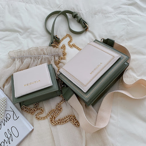 Title 5, Getextureerde western crossbody tas met ketting...