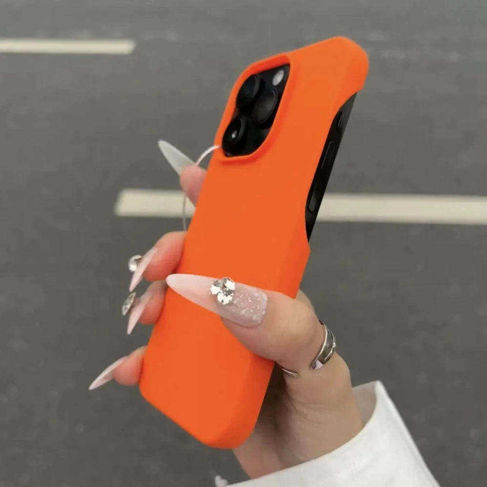 Capinha de telefone cinza grafite fosco, furos grandes e multicolorida, meia capa para proteção, estilo e fácil manuseio.