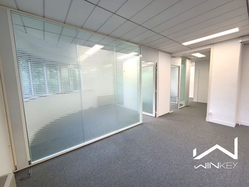 Location  locaux professionnels 4 pièces 125 m² à Meudon la foret (92360), 1 563 €