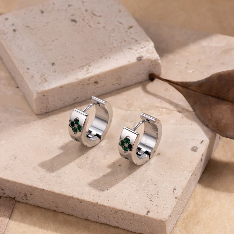 Titanium stalen ring, niche retro design met zirkonia pruimenbloesem, luxe uitstraling en lichte kleuren, modieus.