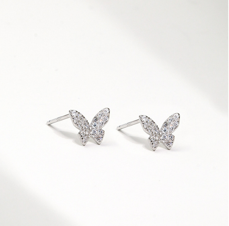 Brincos de borboleta pequenos em prata 925 com zircônia, perfeitos para uso diário e deslocamentos, adicionando um toque delicado ao seu visual.