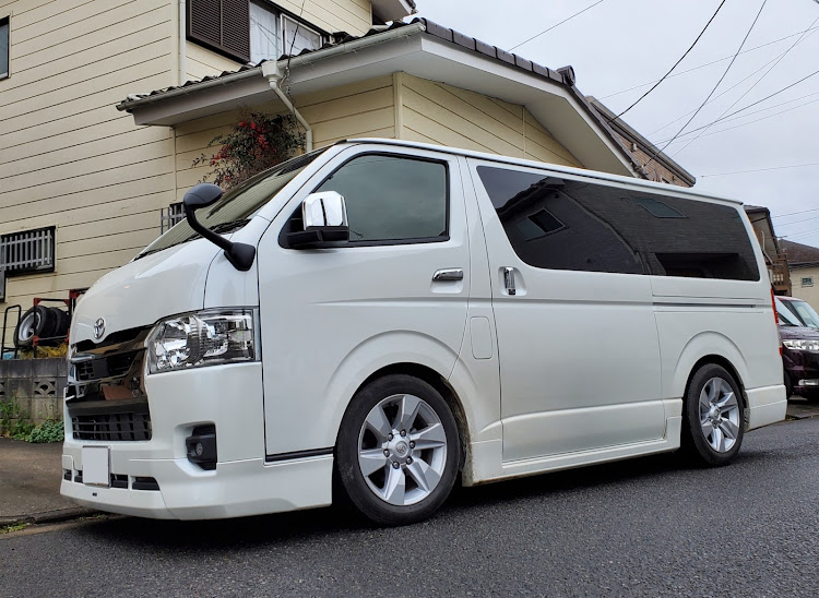 ハイエースバンの車高調整・オートライトセンサーカバーに関するカスタム事例の投稿画像1枚目