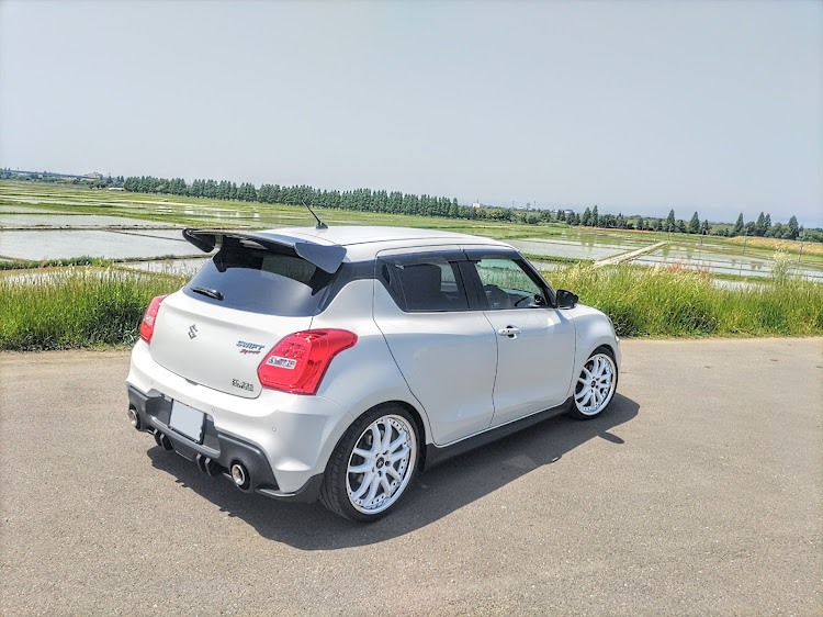 スイフトスポーツの地元にある広大な平野😆・緑🟩の癒し😂・ﾔｯﾁﾏｯﾀﾖ～🤕🩹・ローガンに関するカスタム事例の投稿画像1枚目