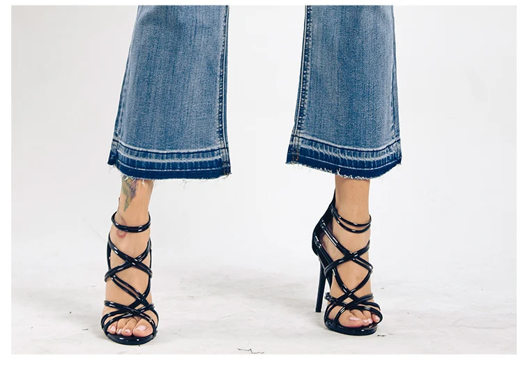 Jeans bootcut donna, lavati, gamba larga, caviglia, elastico in vita. Comodi e alla moda per un look casual.