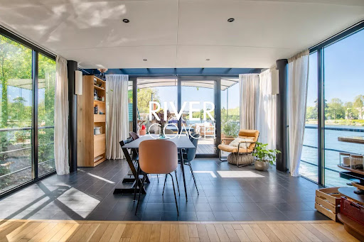 Prestige houseboat for sale in Paris 16ème (75116) - Neighborhood Passy - Dining room with river view